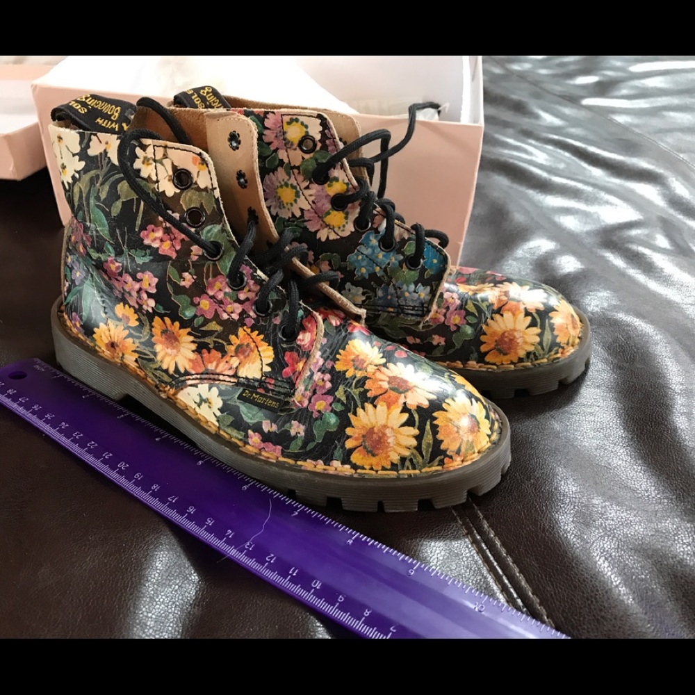 Vintage! Doc Martin flower boots